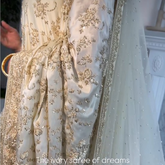 Art of Liza Ivory Bridal Sari with Veil & Readymade blouse - Picture 3 of 12